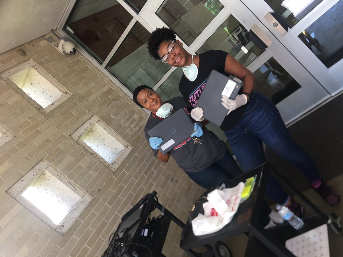 NoraLemon1's tweet photo. Cullen School staff passing out technology to students !!! Safety first ! https://t.co/wcq4M6XSEm