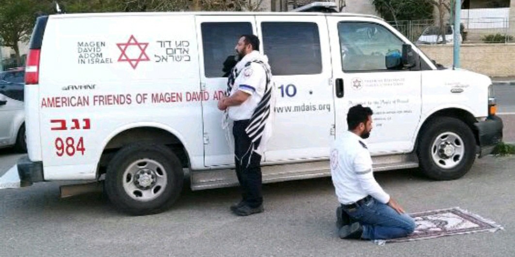 🇮🇱 [Image du jour] Des ambulanciers paramédicaux musulmans et juifs s'arrêtent pour prier ensemble à #Jérusalem. L' un des nombreux moments inspirants de cette crise de #coronavirus. (CNN) #COVID19