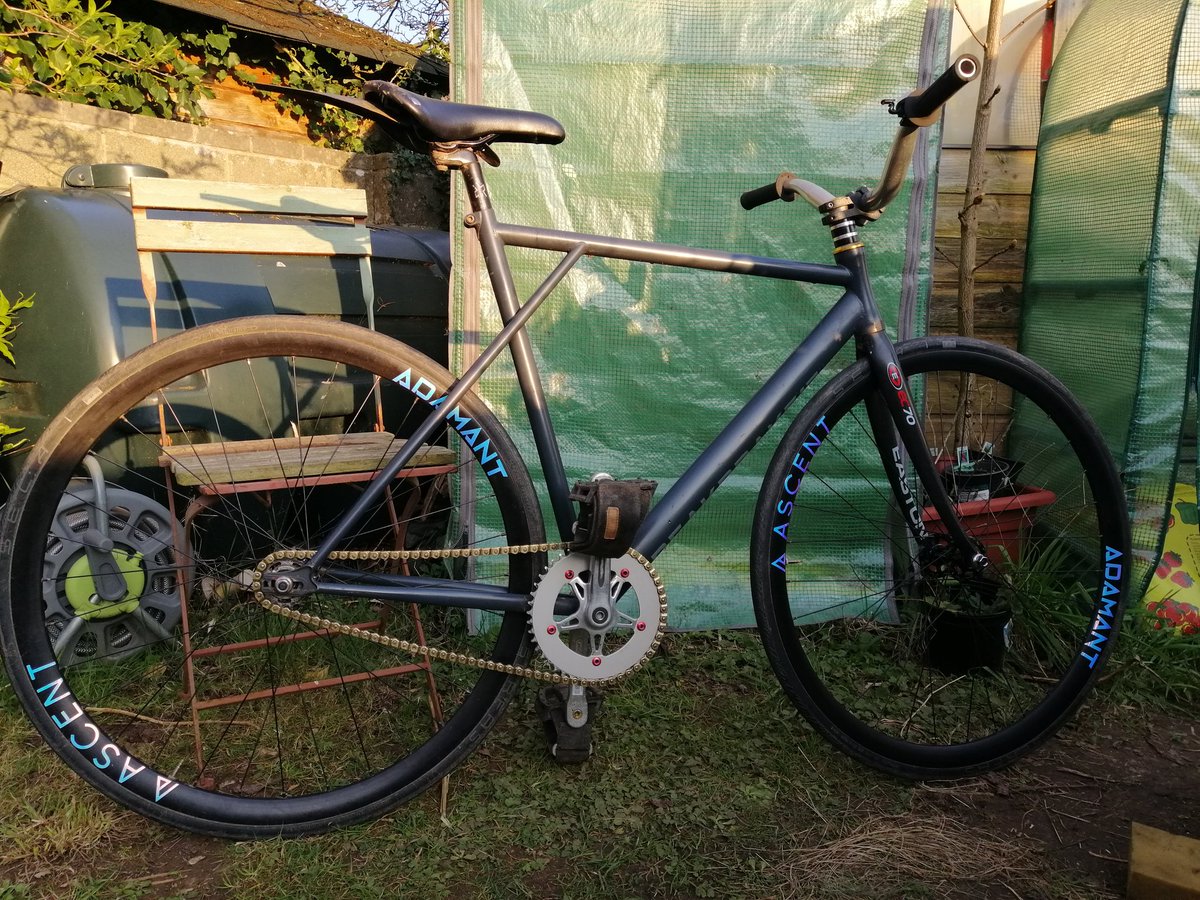 From my Instagram account @harryhorler
#fixedgear #fixie #fixed #fixedlove #fixiestyle #fixieporn #fixiefamous 
amzn.to/2JAT0db