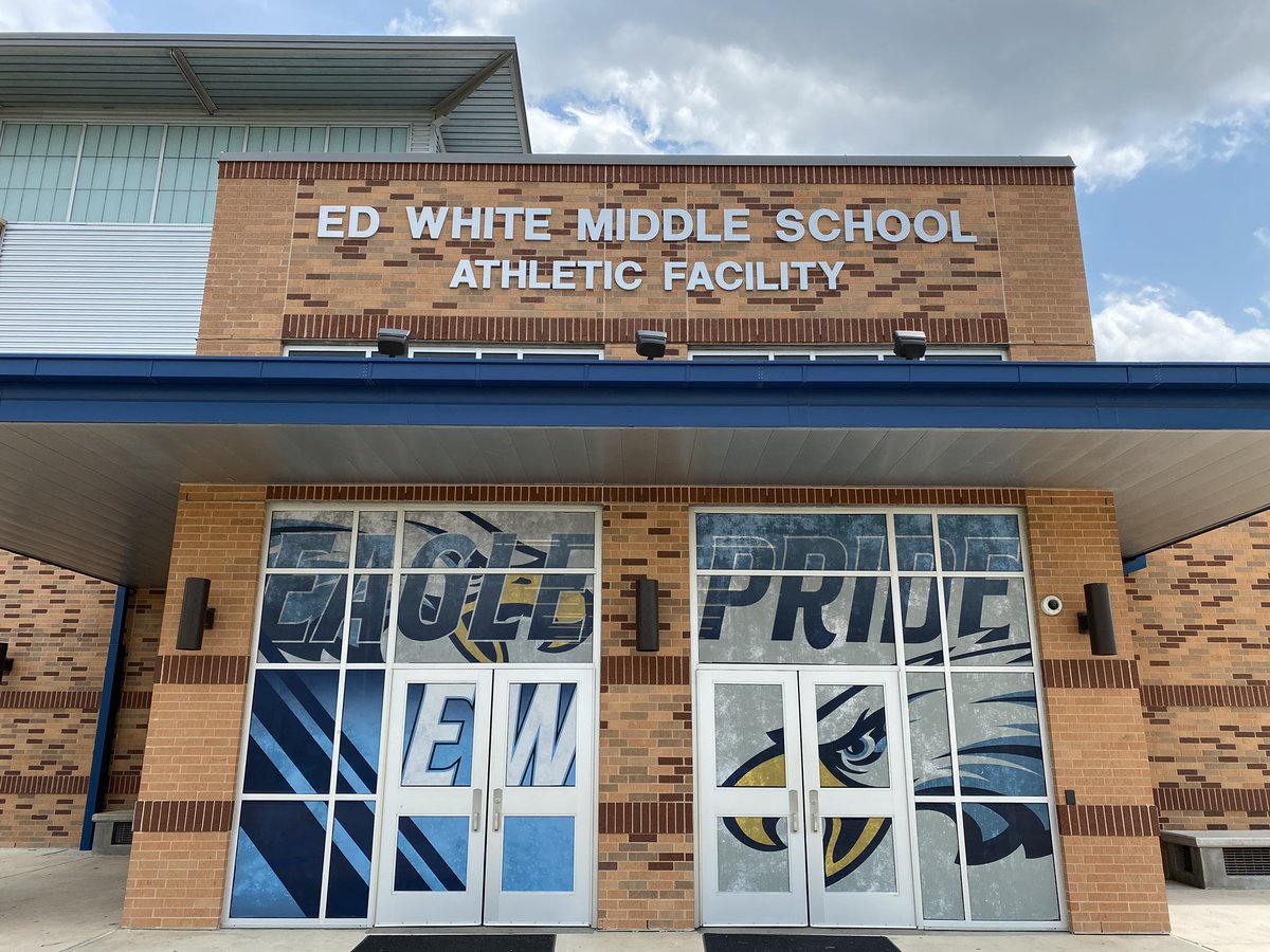 CoachJGarciaIII's tweet photo. The facelift is complete and it’s beautiful! The kids worked hard raising the money and it’s finally up! We can’t wait to get the students back in here! @lorenzo_jw @MikeReyna10 @Coach_Richie190 @Coach_Gant @adamgrod @edwhiteneisd @dataedwhite @NeisdAthletics @NEISD @BethanyLorge https://t.co/vOiLDNPLTN