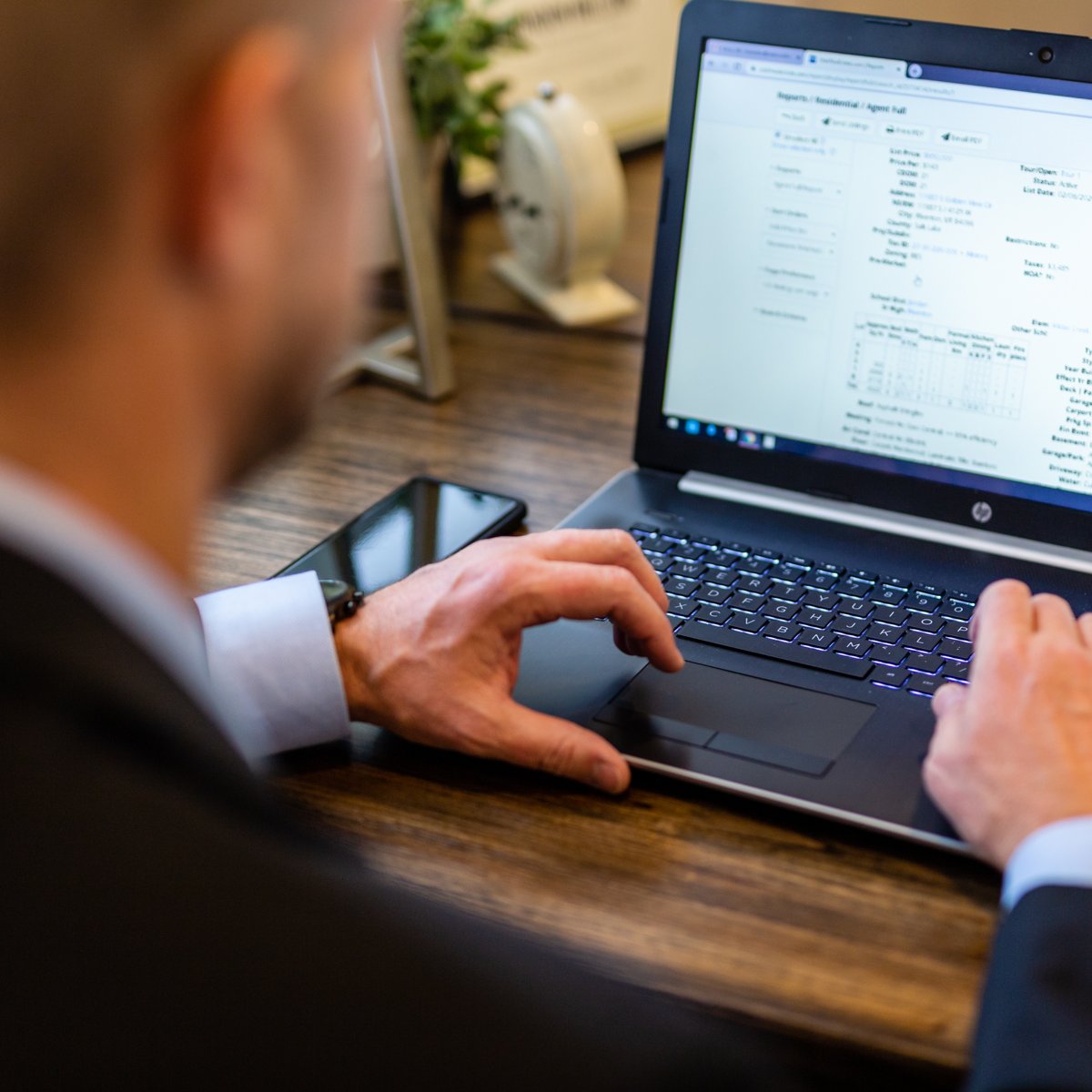 Utah_Sold_Team's tweet photo. Step one: Take a look at your finances before beginning your home search. I'll set you on the right path to find a house within your budget. https://t.co/nT745Mdu71