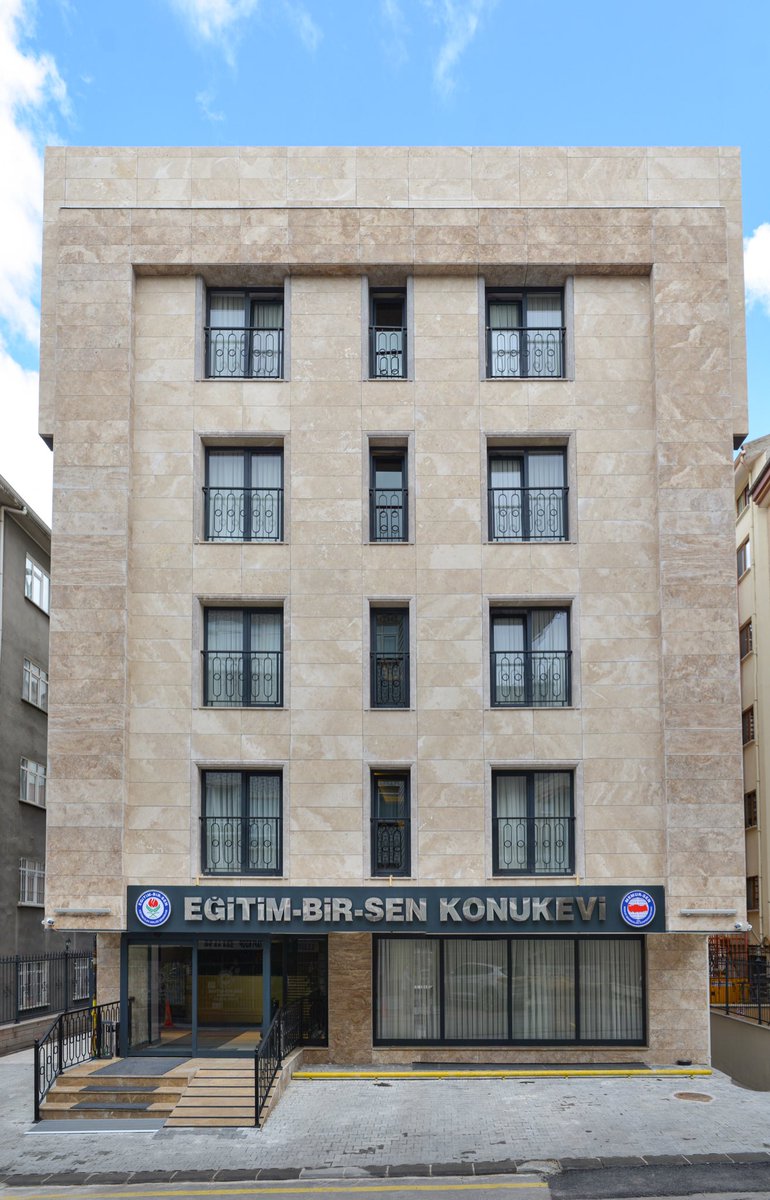 DrAhmetGok's tweet photo. ‘Eğitim-Bir-Sen Konukevi’mizi  #Koronavirüsü  ile mücadelede cansiperane bir şekilde fedakarlık yapan Sağlık Çalışanı arkadaşlarımıza  tahsis etmek üzere Ankara Valiliği’nin emrine sunduk.

Ülkemizin  #COVİD_19 ‘la mücadelesinin yanındayız.

Ali Yalçın
Memur-Sen/Eğitim-Bir-Sen https://t.co/U5x6Ge1jOu