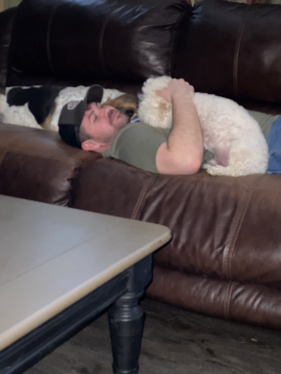 leahannebrooks's tweet photo. Awe...@KannonDry thank you for being so sweet to my dogs😘 https://t.co/QH9V6p88BC