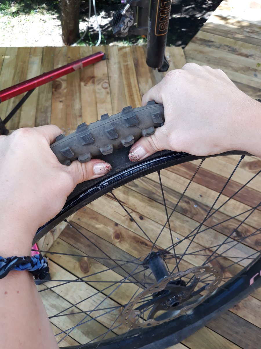 Specialized_CHI's tweet photo. Tutorial: ¿Cómo hacer un tubeless en casa? https://t.co/jV3XJnDQXy https://t.co/894HyPtYeQ
