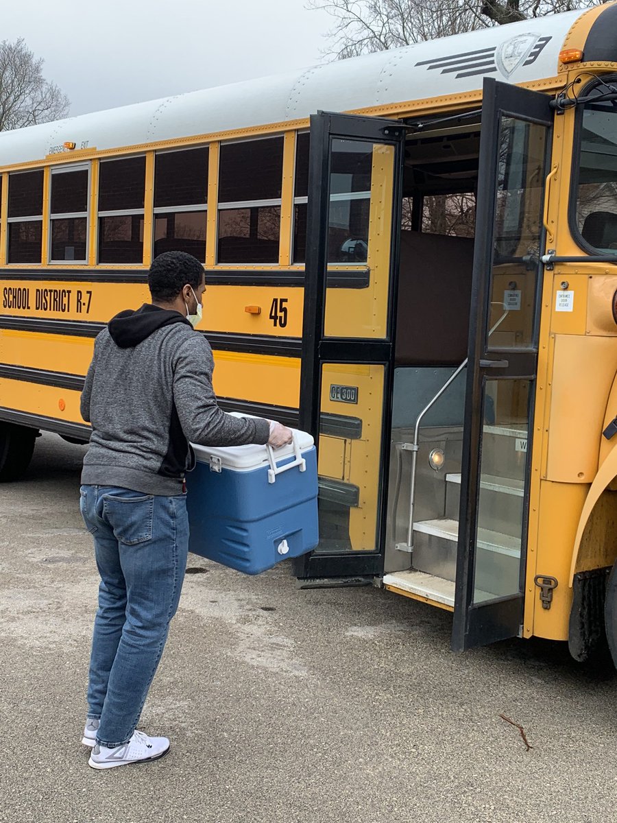 KnightsFoodServ's tweet photo. Week 1 of taking care of Farmington School districts kiddos is in the books. Its been a stressful week but a rewarding week. I have such great staff who have never hesitated to step up this week. 3100 meals served this week with our numbers growing every day.# TheKnightWay https://t.co/92BIqvf6v0