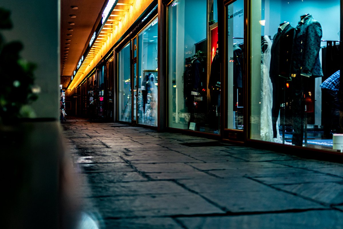 CryxDx2's tweet photo. For those who just can't visit Berlin because of the situation...
I replace my midnight pictures of Life is Strange for a few pictures of Berlin. 
#berlin #germany #visitberlin #photography #art #lights #pictureoftheday #buildings #StayAtHome #wirbleibenzuhause #lightsofberlin https://t.co/NHNNEp4uoI