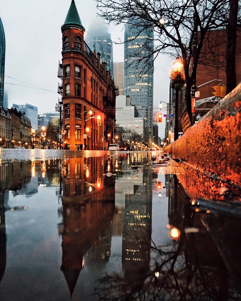 ¡De verdad que Toronto es hermoso! No podemos esperar para verte de nueva cuenta por aquí. Mientras, por favor cuídate.  💕
📸 <a href="/punkodelish/">kael rebick</a>
#VisitaToronto #toronto # #SeeTorontoNow #GooderhamBuilding