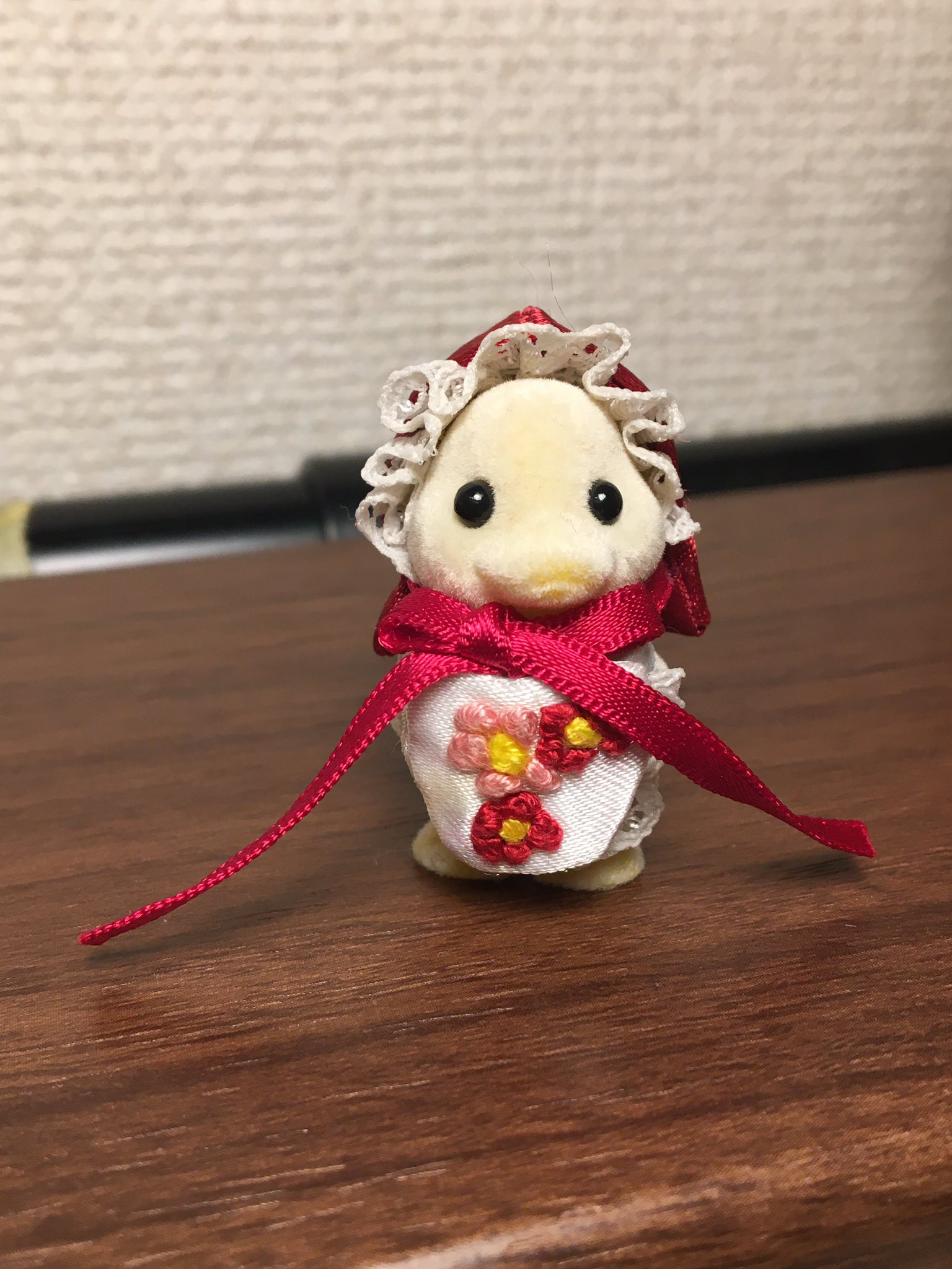 湊 琉花 めっちゃ愛されて着膨れしてる アヒルの赤ちゃん出来ました スタイを外して帽子だけでもシンプルでかわいいです フリーハンドで作ってしまったけど可愛く出来たから型紙残しておいたら良かった シルバニア コスバニア シルバニアの