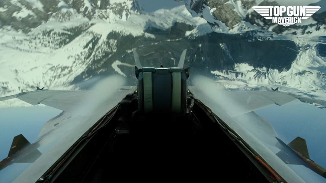 Создатели «Топ Ган: Мэверик» сделали фоны с пустой кабиной самолёта для конференций в Zoom