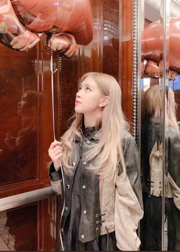 ephestmeral's tweet image. ➖  𝗦𝗮𝗹𝘁 𝗮𝗻𝗱 𝗣𝗲𝗽𝗽𝗲𝗿

Jae of DAY6 | Jisung of NCT | Rose of Blackpink Lokal AU
#Jae #eaJ #DAY6 #jisungnct #NCTDREAM

Apa jadinya, kalo tiba-tiba ada bocil ngampirin lo dan manggil lo ayah. Rasanya gila, gue mimpi apa sekarang