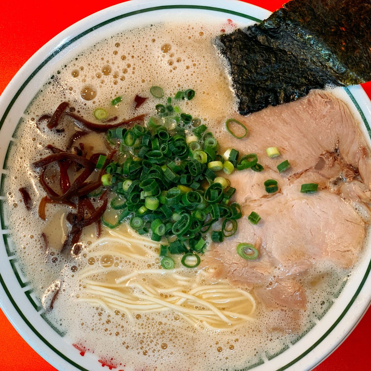 crft's tweet image. 最近よく行く福岡空港近くのドライブイン一幸舎🍜
泡立つ豚骨スープがめちゃくちゃウマイ😋
一幸舎はスープも熱々で嬉しい🔥

駐車場から飛行機の離着陸を見るのも楽しめまーす✈️

#ドライブイン一幸舎
#一幸舎
#豚骨ラーメン
#福岡空港