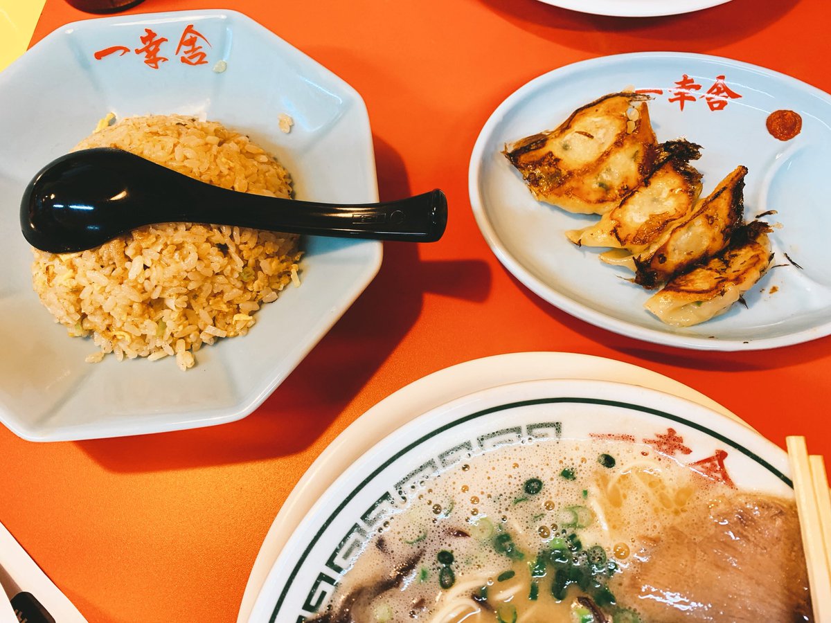 crft's tweet image. 最近よく行く福岡空港近くのドライブイン一幸舎🍜
泡立つ豚骨スープがめちゃくちゃウマイ😋
一幸舎はスープも熱々で嬉しい🔥

駐車場から飛行機の離着陸を見るのも楽しめまーす✈️

#ドライブイン一幸舎
#一幸舎
#豚骨ラーメン
#福岡空港