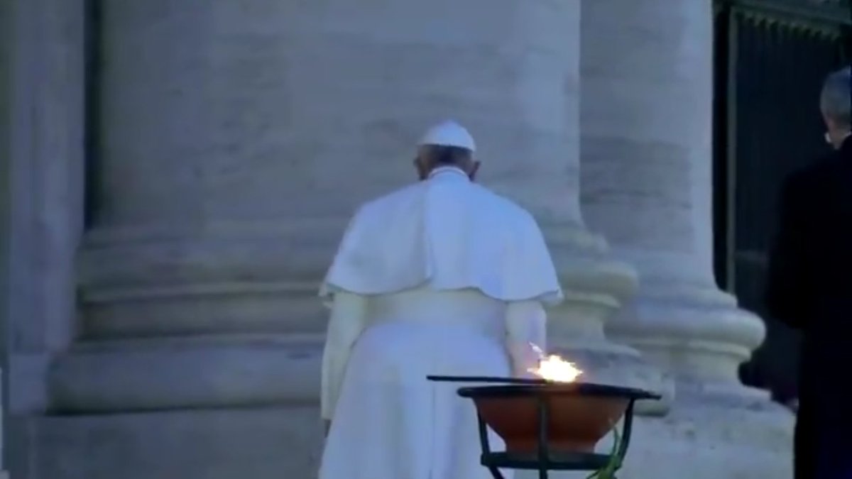 텅 빈 광장을 홀로 걸어 캄캄한 우주를 향해 강론을 펼치고 퇴장하는 교황의 뒷모습에서 종교의 장엄함을 보는 무신론자의 눈을 예배 강행하겠다는 한국 대형교회 목사들은 죽어도 이해 못 하겠지.