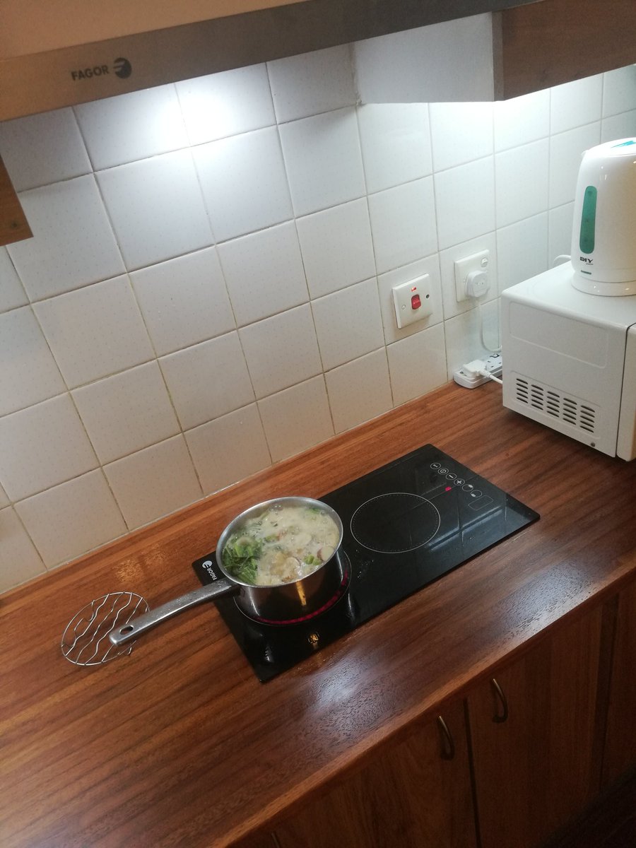 acedapogi's tweet photo. Ngayon pa lang ako prepare lunch! Hahahahaha #juantamad https://t.co/GvbSnJklev
