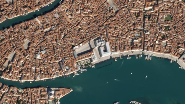 EUK7D0aXgAEm3Q8?format=jpg&name=900x900