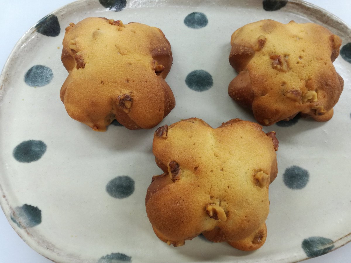 こんにちは😃本日は久しぶりに『くるみカステラ』を作りました。香ばしいくるみと優しい甘さのカステラ生地がとても良く合います❤️
ぜひお試し下さいね😉