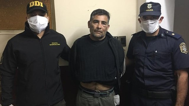 rogarrone's tweet photo. Los de la Tercera reprimen a trabajadores del pescado, financiados por dueños de cooperativas. Y posan con Rodríguez, luego que lo atraparan los hijos de Claudia Repetto, digamos todo https://t.co/gTih1qX2CK