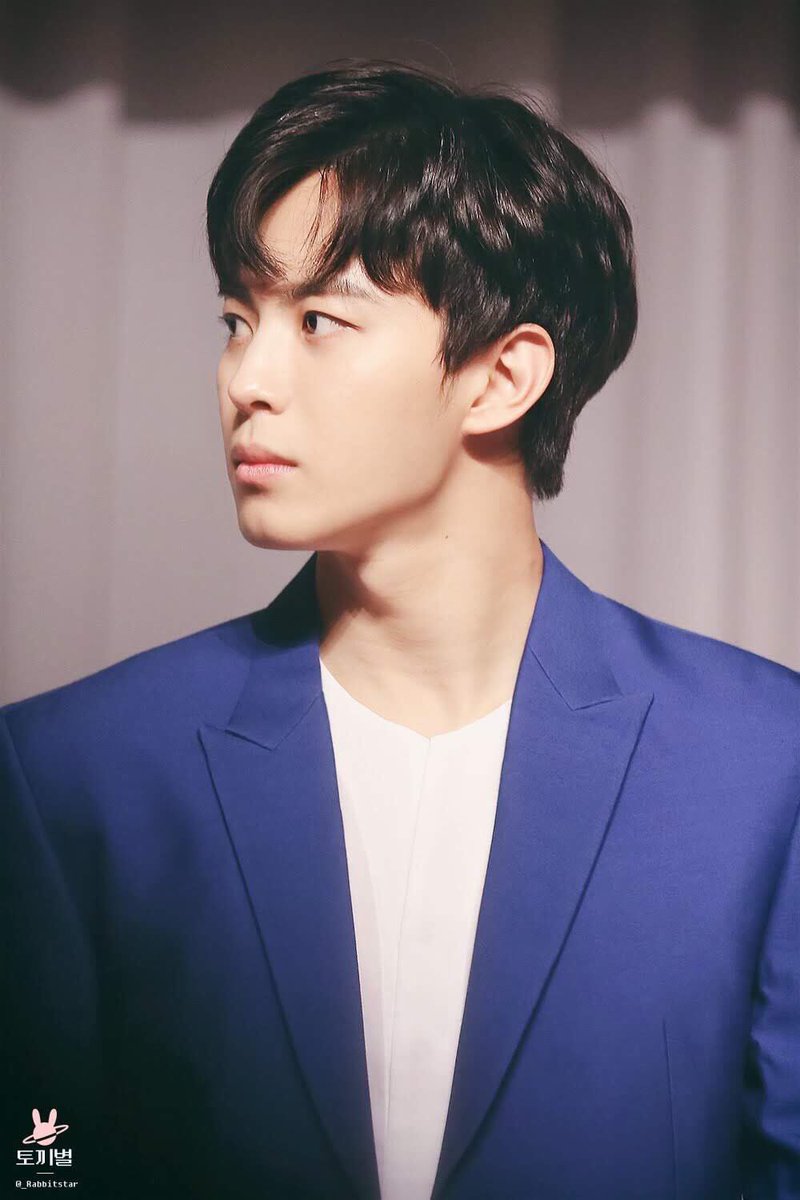  𝚍𝚊𝚢 𝟾𝟽/𝟹𝟼𝟼he looks so good in bluen u can see the brown of his eyes GOD this photo is so pretty #WeLoveYouHongbin  #홍빈_사랑해