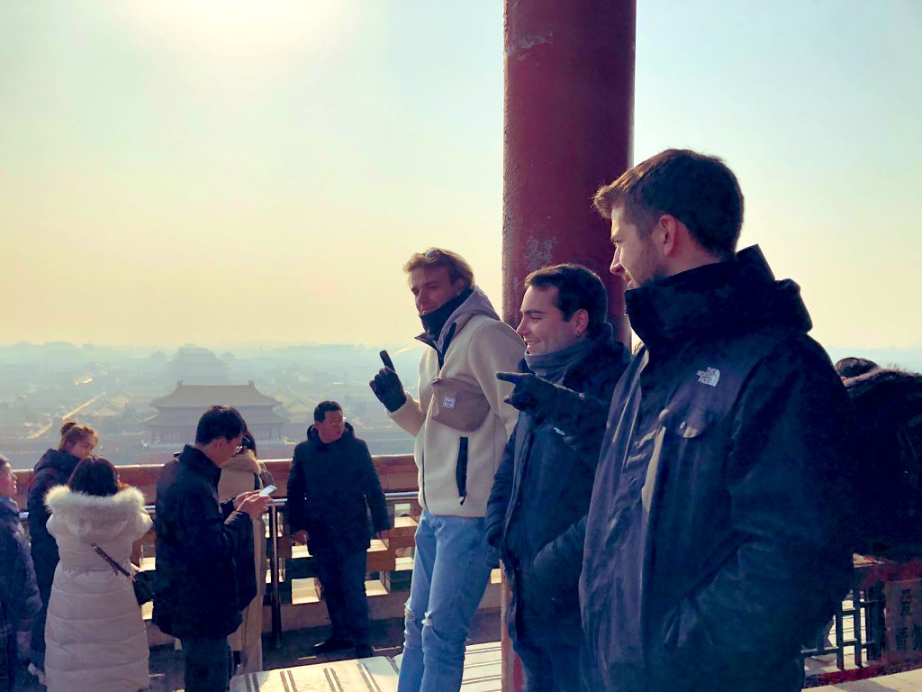 ivanquiros17's tweet photo. Jo ho tinc clar, i tu? 
A l’esquerra podem veure clarament com aquest noi ja mostra orgullós qui era possible portador del virus i a la segona foto... No tinc res més a dir...
#MalAmic #MalaPersona https://t.co/eO9floIPU5