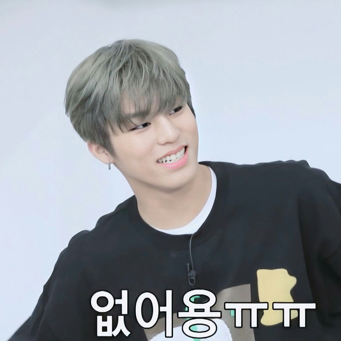 wootrack's tweet image. ayan dyan muna kayo magtitigan tutal wala pang ganap sa inyo at nauuhaw na kami #charot