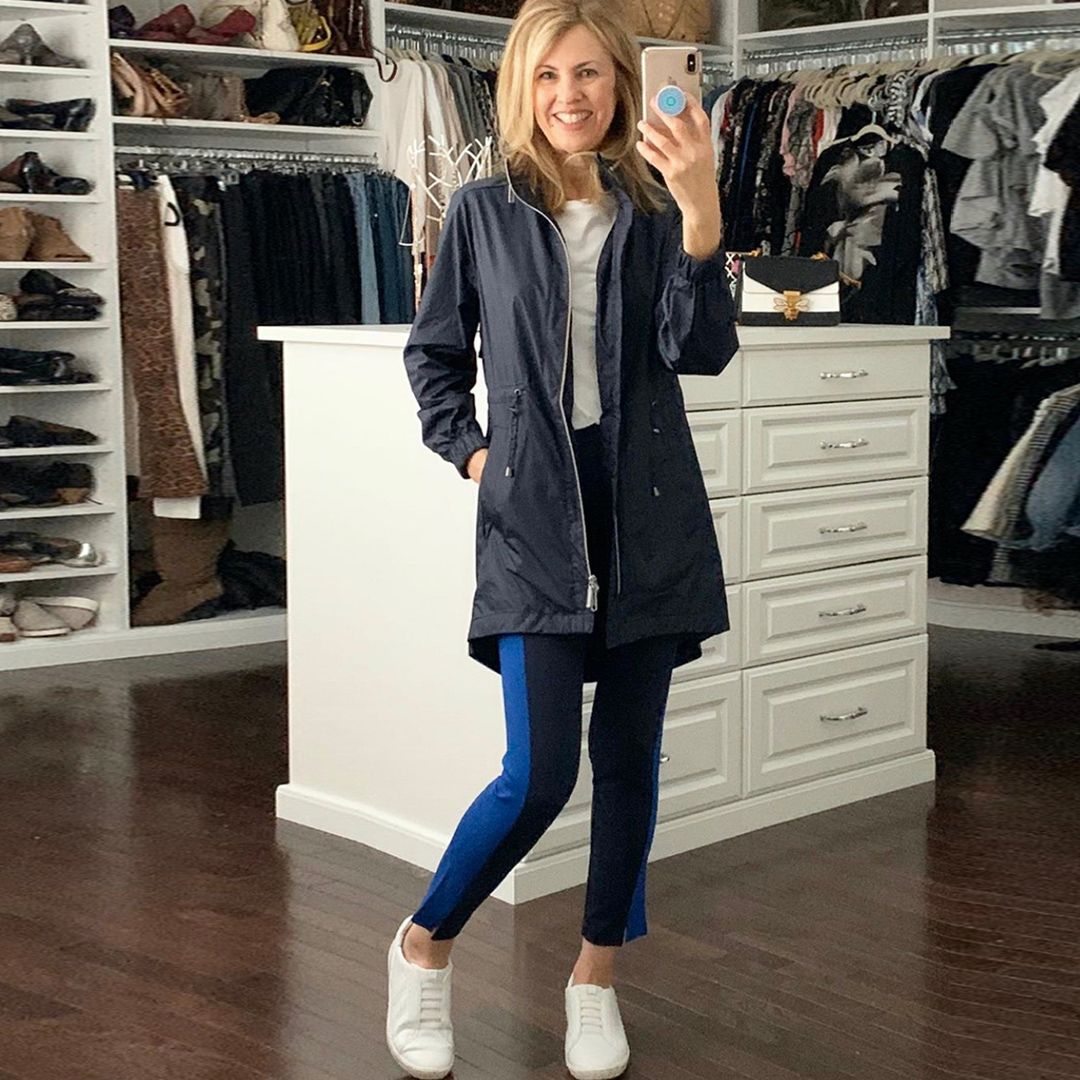 Officially made it through two weeks of quarantine AND managed to get dressed in ‘real clothes’ today, so we thought we’d document it with a selfie. ✌🏼 

Akari Anorak: buff.ly/3bwagJp
Sumida Crop: buff.ly/39qroiv
|| photo via @themidlifefashionista