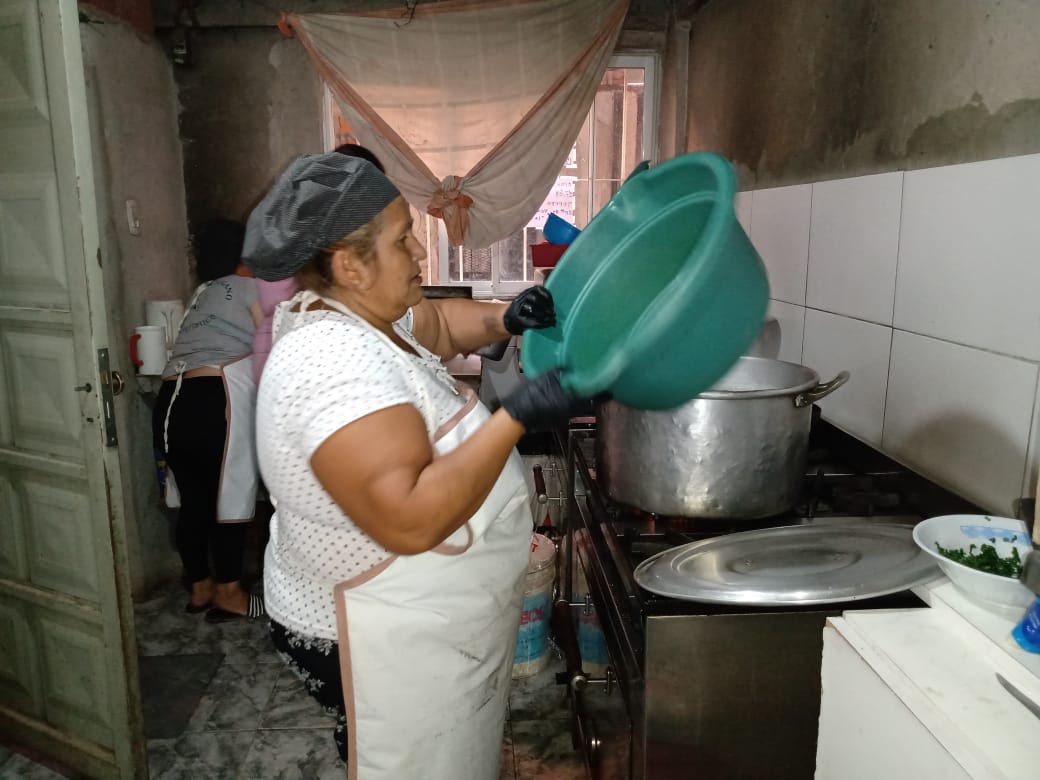 BarriosPeronis1's tweet photo. Cómo siempre son nuestras compañeras de los barrios más humildes las que sostienen el alimento de nuestros pibes y vecinos, ante la falta de respuestas, organización popular
#loscomedoressostienenlacrisis https://t.co/x7RgwRQz7e