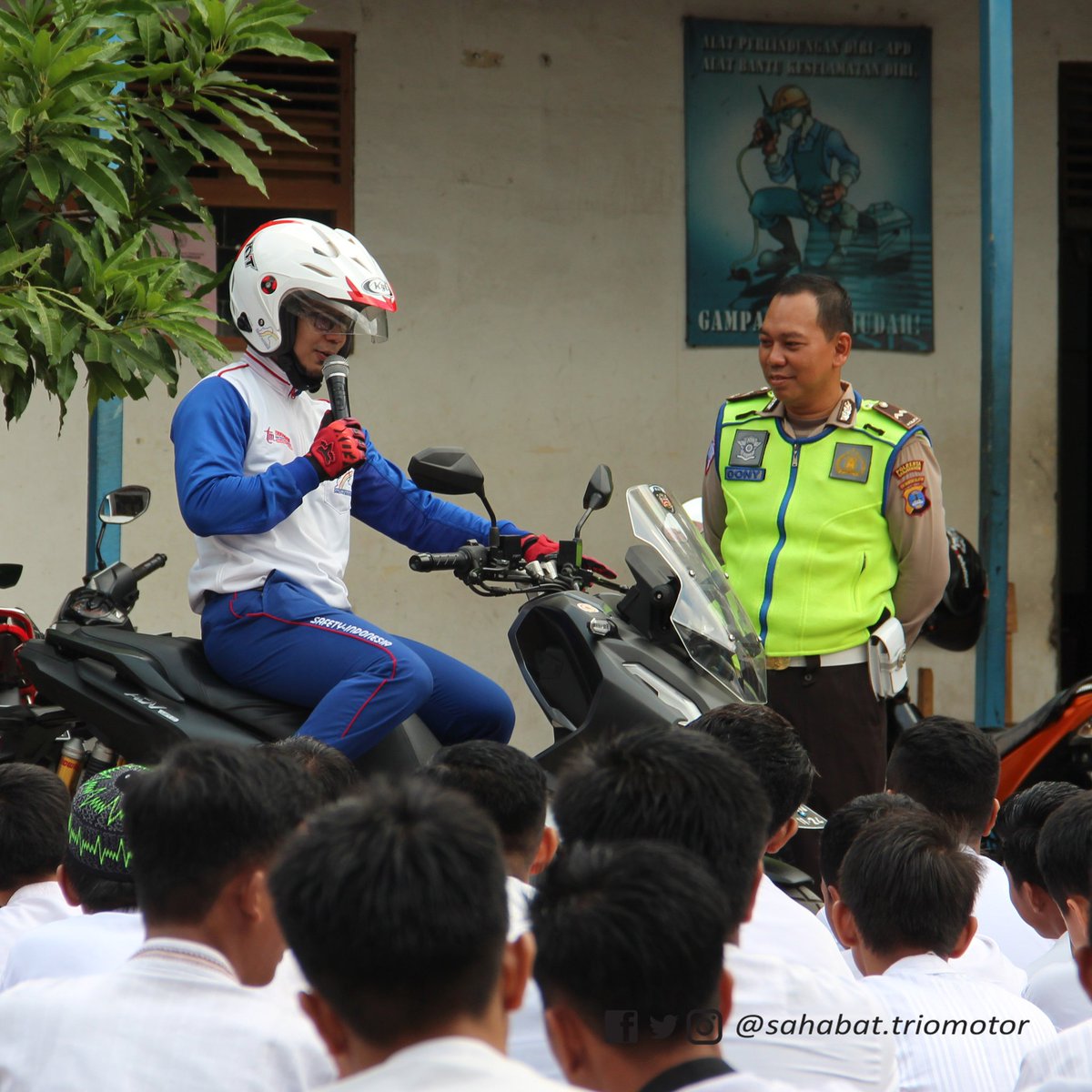 SahabatTrioMTR's tweet photo. Edukasi Safety Riding bersama SMK YPT Banjarmasin mengenalkan cara berkendara dengan aman dan selamat dari kecelakaan yang bisa saja terjadi sewaktu-waktu dijalan raya.
#Cari_Aman #SafetyIndonesia #SafetyRiding #TrioMotor #Food #OneHEART #SalamSatuHati https://t.co/Awdzi1IcGr