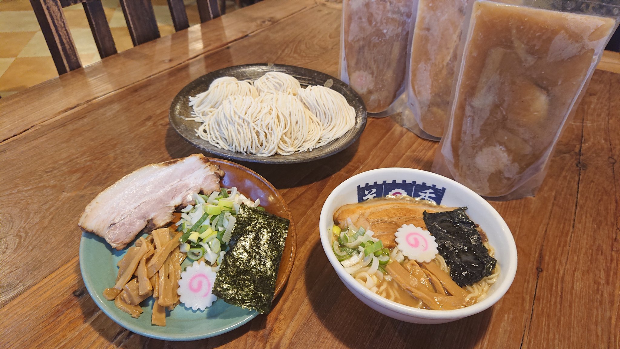 Twitter 上的 花の季 本店 花の季テイクアウトメニュー 花の季ラーメンセット 具入りの冷凍スープ 生麺 薬味のネギ 海苔が３人前のセットです お留守番の家族へのお土産だったり 遠くの親戚や友達への贈り物だったりと様々な形でご利用いただいています