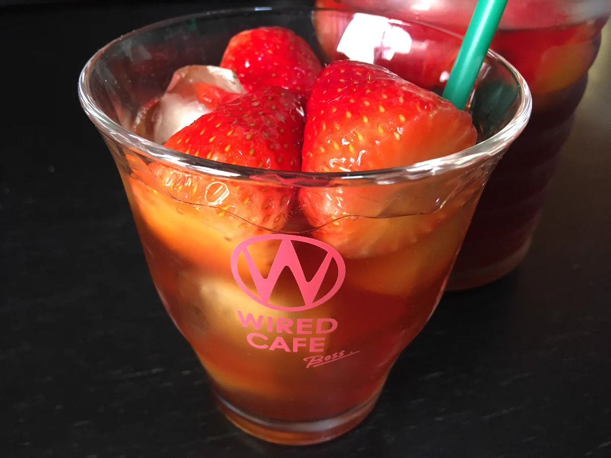 自分で作る世界一お洒落な紅茶。「濃い目の紅茶」と「砂糖」と「苺10粒」