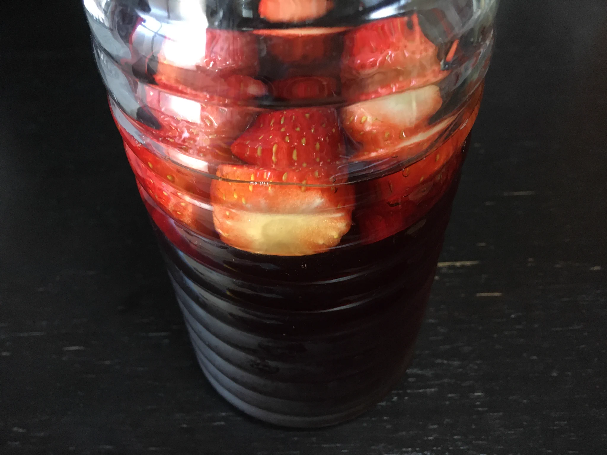 自分で作る世界一お洒落な紅茶。「濃い目の紅茶」と「砂糖」と「苺10粒」