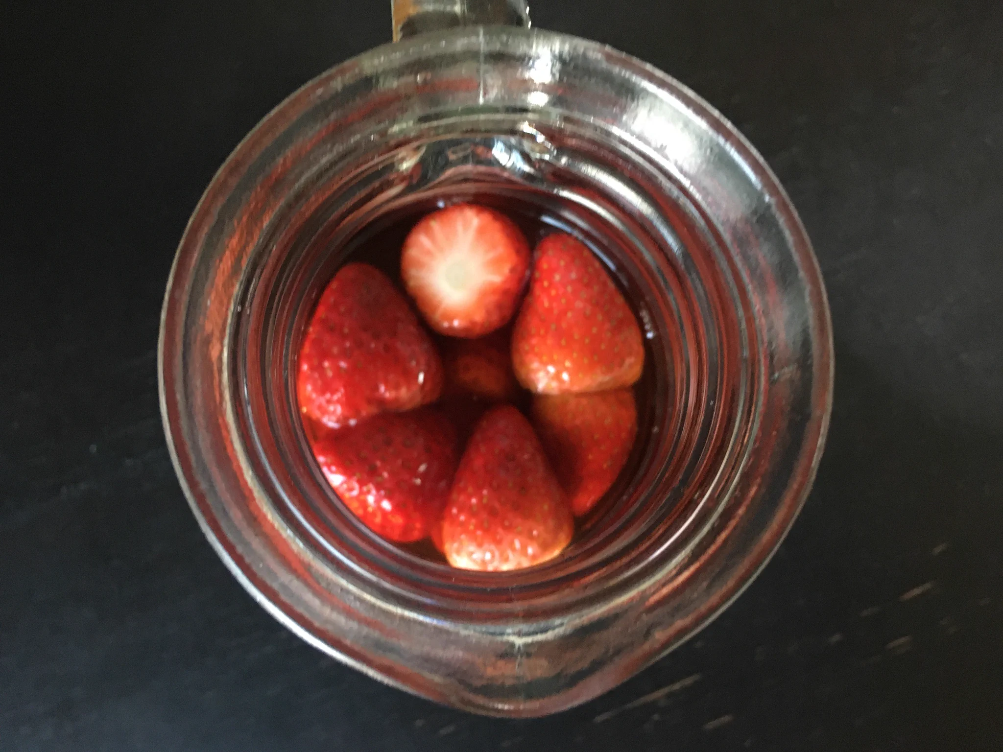 自分で作る世界一お洒落な紅茶。「濃い目の紅茶」と「砂糖」と「苺10粒」