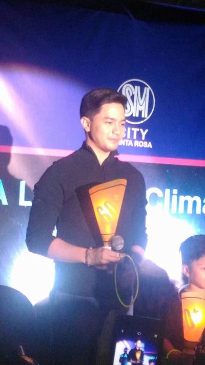 LeagueAlden's tweet photo. Join the symbolic lights-out event digitally tonight at 8:30! Switch off for an hour at home! 🌏

Here are more photos of @aldenrichards02 participating in the 2017 Earth Hour. 

📸: ctto

#AldenRichards 
#RoadTo10WithALDEN 
#EarthHour2020 https://t.co/ADdeXmSkPg
