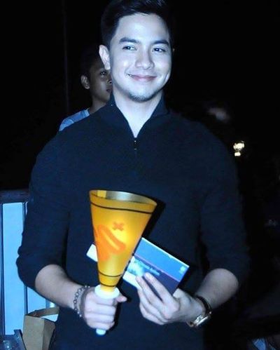 LeagueAlden's tweet photo. Join the symbolic lights-out event digitally tonight at 8:30! Switch off for an hour at home! 🌏

Here are more photos of @aldenrichards02 participating in the 2017 Earth Hour. 

📸: ctto

#AldenRichards 
#RoadTo10WithALDEN 
#EarthHour2020 https://t.co/ADdeXmSkPg