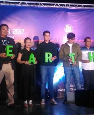 LeagueAlden's tweet photo. Join the symbolic lights-out event digitally tonight at 8:30! Switch off for an hour at home! 🌏

Here are more photos of @aldenrichards02 participating in the 2017 Earth Hour. 

📸: ctto

#AldenRichards 
#RoadTo10WithALDEN 
#EarthHour2020 https://t.co/ADdeXmSkPg