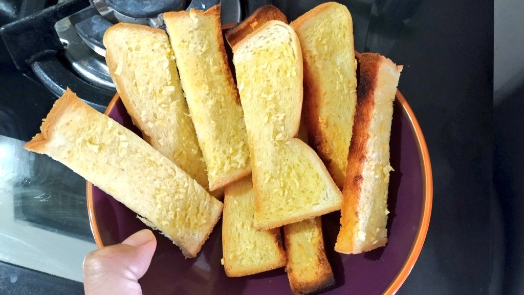 Ada yang pengen tau cara bikin garlic bread pake roti tawar gini ga sih?
Bahannya cuman butter garem bawang putih sama roti tawar doang