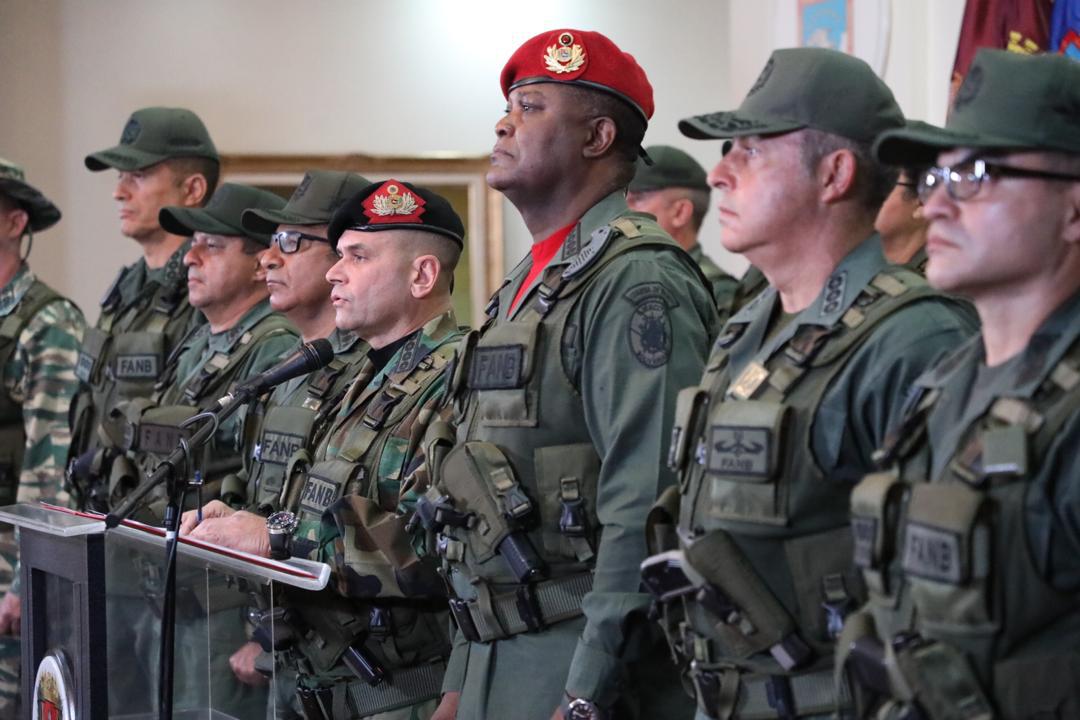 NicolasMaduro's tweet photo. Agradezco a nuestra heroica FANB la lealtad a su Comandante en Jefe, su apego irrestricto a la Constitución y a la institucionalidad democrática. ¡Máxima Moral Combativa y Alertas! En la batalla por la Paz, la estabilidad y la salud del pueblo venezolano. #SomosFuriaBolivariana https://t.co/uMcamIo0wM