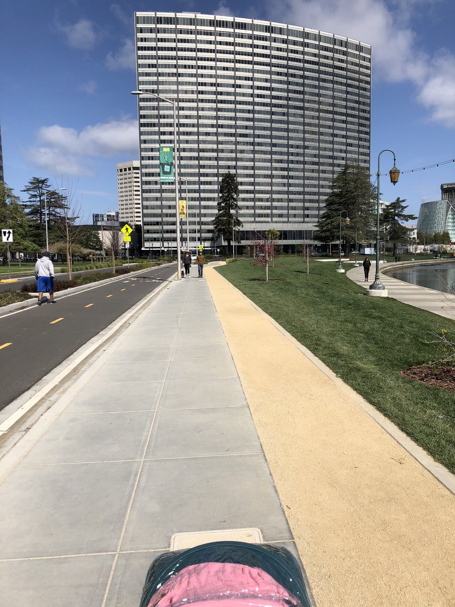 MultiModalMom's tweet image. #SocialDistancing done easy when you have so many options and space to walk. Thanks @OakDOT for this gorgeous #cycletrack and biking &amp;amp; walking paths. #publicspace #oakland #lakemerritt #FlattenTheCuve