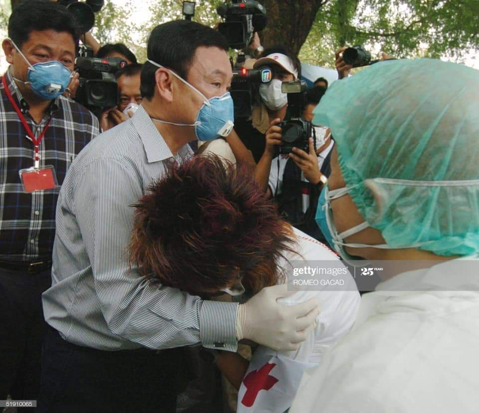 boydyed212's tweet image. ภาพไอ้แม้วตอนที่โรคไข้หวัดนกระบาด ไอ้แม้วสร้างความเชื่อมั่นแก่ประชาชนโดยการโชว์อุ้มไก่ชนให้ดูเป็นขวัญตาครับ