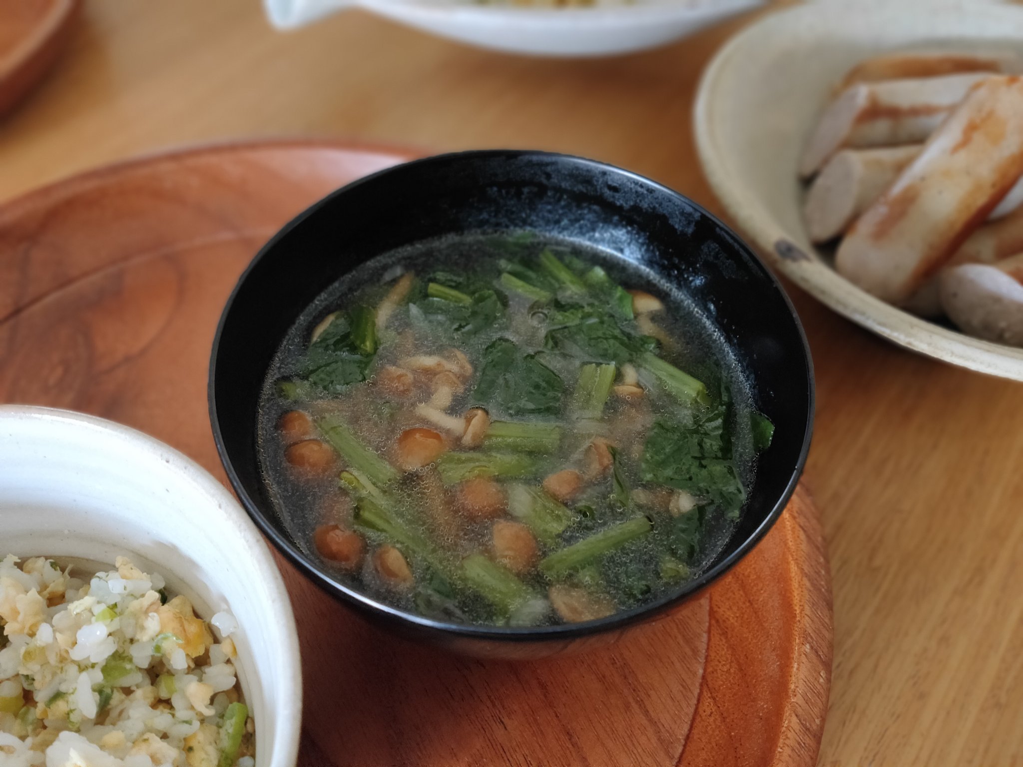 寿木けい ほうれん草となめこのスープ 特に変わった レシピではないが 午前中冷凍ストック用の飴色玉葱をたくさん仕込んだ その鍋を洗わず 水を足し なべ肌にこびりついた見えない美味しさを湯に溶かしこむ ほうれん草となめこを加えて ひと煮立ち