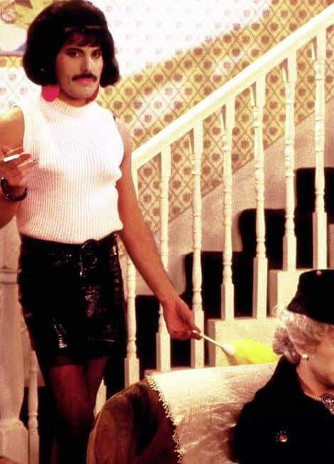 merlina_lady's tweet photo. Todos sorprendidos con lo de Bad Bunny...

Freddie Mercury en 1984: https://t.co/WzyMfMEtTY