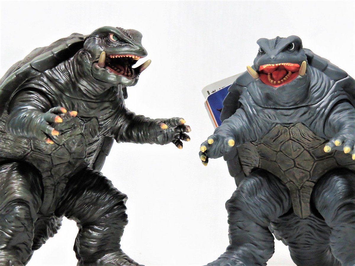 さるタジラ 画像追加 元のソフビとの比較と肉眼に近い色 このムビモンガメラ自体 歴代屈指の大変素晴らしいソフビでした 最高の原型 ボリューム ベストな成型色の選択 さらに初の試みの下顎パーツ分割 それによる牙の独立と口内塗装の塗り分け