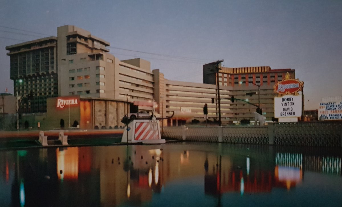 vegaschipsuk's tweet photo. Vintage Vegas: Riviera 1970's. The casino operated between 1955-2017. Liberace cut the opening ribbon and became the first resident performer at the Riviera. Click to see vintage chips. 

#Riviera #Liberace #TheMob #LasVegas #VegasHistory #TheStrip #RareChip #Vegas #GusGreenbaum https://t.co/h746d2QP12