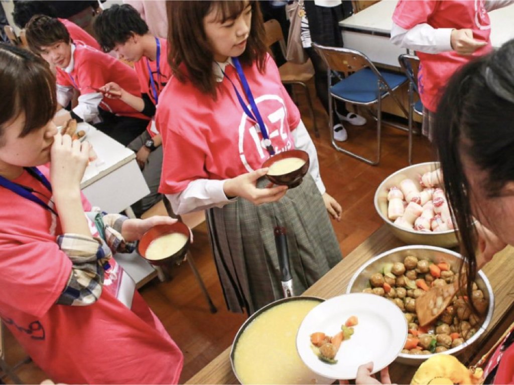 gachibunkasai's tweet photo. みんな仲良く給食だ！！！

だぐち先生のおすすめは肉団子だ！
#ガチ文化祭2020 https://t.co/q3gJjicM5k