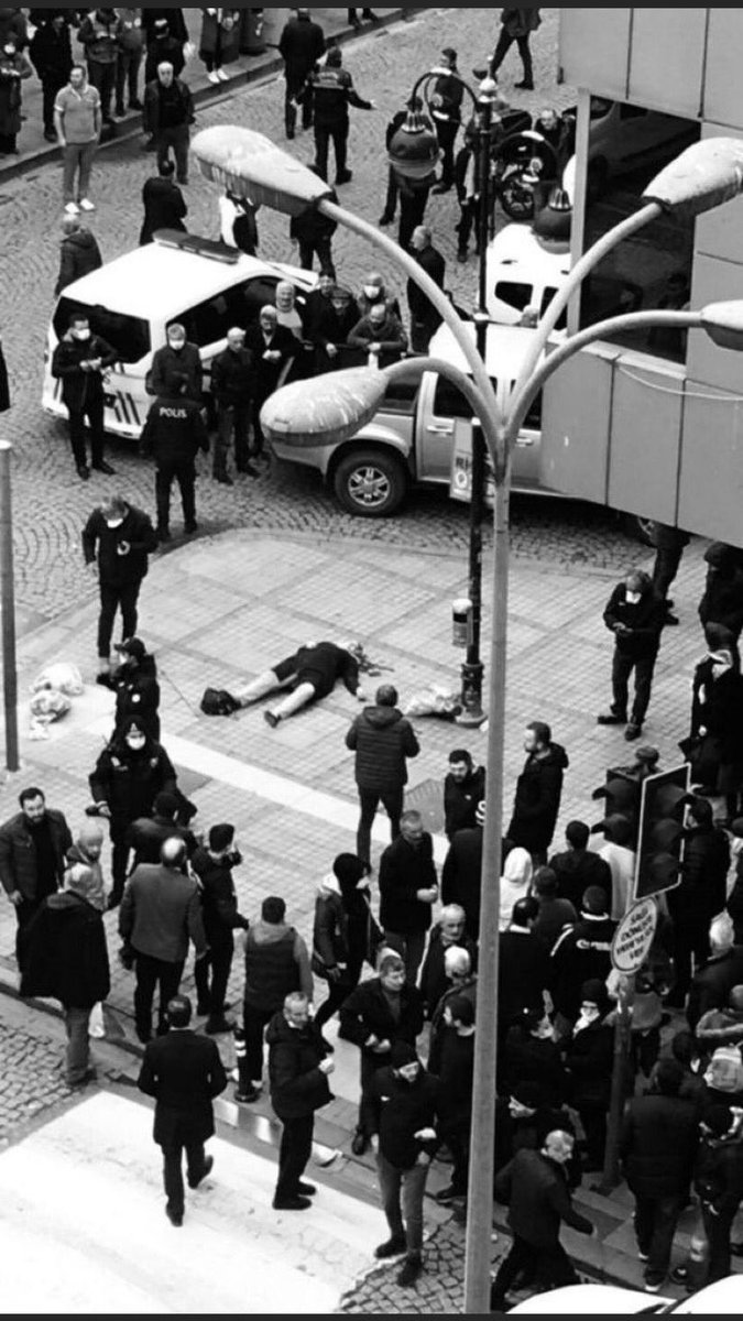 Kalmışım ara yerde, 
tozdayım, dumandayım 
Kirli bir mekandayım, 
iğrenç bir zamandayım.

Abdurrahim Karakoç
#Rize #HaticeKurt