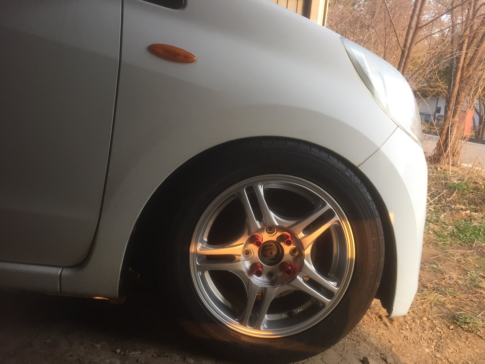 しんちゃん ミラの車高調とホイール装着とセッティングやっとひと段落 最初4枚目の状態で乗ろうとしたら低すぎてあちこちガリガリ しちゃうので 前後共フェンダー とタイヤの隙間指2本に コーナー攻められるようになって楽しい 自分で装着したから しんちゃん ミラの車高調とホイール装着とセッティングやっとひと段落 最初4枚目の状態で乗ろうとしたら低すぎてあちこちガリガリ しちゃうので 前後共フェンダー とタイヤの隙間指2本に コーナー攻められるようになって楽しい 自分で装着したから