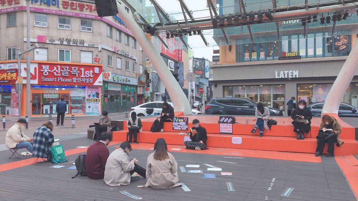 badfeministdg's tweet photo. 텔레그램 N번방 사건을 알리고 함께하기 위한 나쁜페미니스트 독서행동을 진행했습니다. 

비가 온 뒤라 날이 제법 추웠지만, 하나 둘 나타나 함께 해준 사람들 덕분에 혼자가 아니란 생각으로 버틸 수 있던 시간 같아요. https://t.co/lZxYSrNaSG