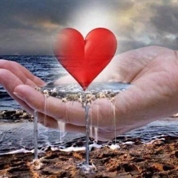 جتني على طاريك عذبات الايام
ذكراك  ساقت لي جميع القوافي 

لك قلب له مع  الطيب  وقفات 
بين الضلوع الحانيه قلب صافي

لامن ذكرتك والليالي القديمات
فزيت من نومي لو كنت غافي
 
في غيبتك تصعب علي الاوقات 
ومع  غيرك   صار  القلب  جافي

#راقية_المشاعر