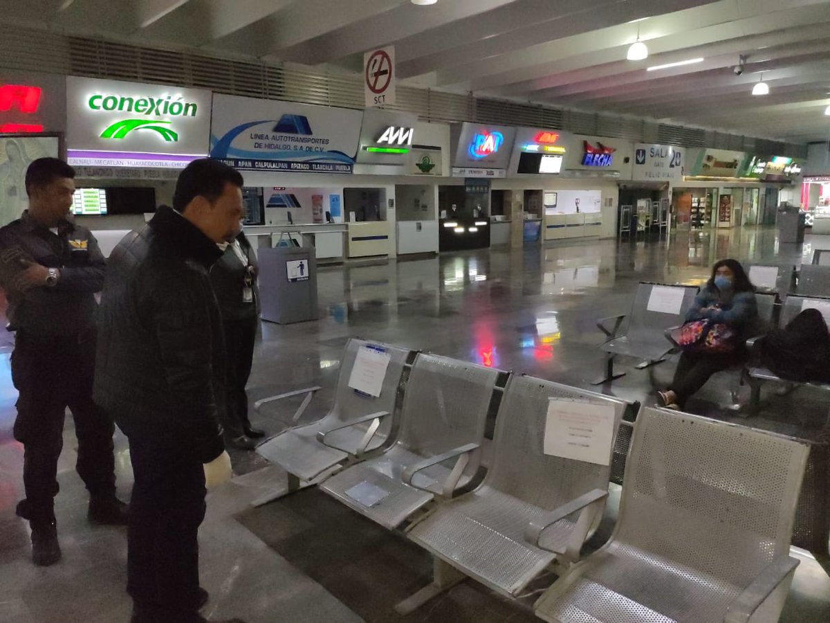 omarfayad's tweet photo. Asimismo, estoy revisando que las personas tengan espacio suficiente entre asientos en la sala de espera de la Central de Autobuses de Pachuca; estas medidas deben de ser respetadas en todos los establecimientos. #SanaDistancia #OperativoEscudo https://t.co/uxzEYU4Rio