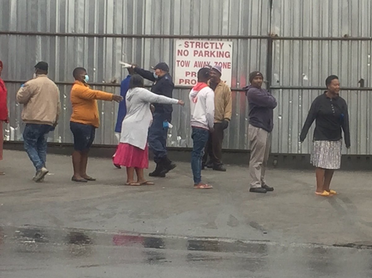 Pearl_Magubane's tweet photo. Police ensuring shoppers maintain 1 meter distance #Alex #Day2Lockdown #sabcnews https://t.co/DpeixTe1bP