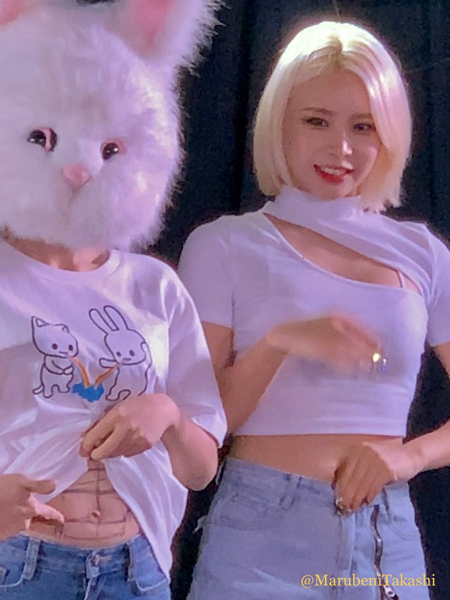 MarubeniTakashi's tweet image. PINKFANTASY🐰JAPAN Concert🇯🇵 2019/08/02 #SpaceEmo
腹筋をアピールするデワン😅❣️
#ピンパンに会いたい🥰🥰 
#핑크판타지
#PINKFANTASY
#ピンクファンタジー 
#대왕 #daewang #デワン🐰💜
#시아 #seea #シア💕💕